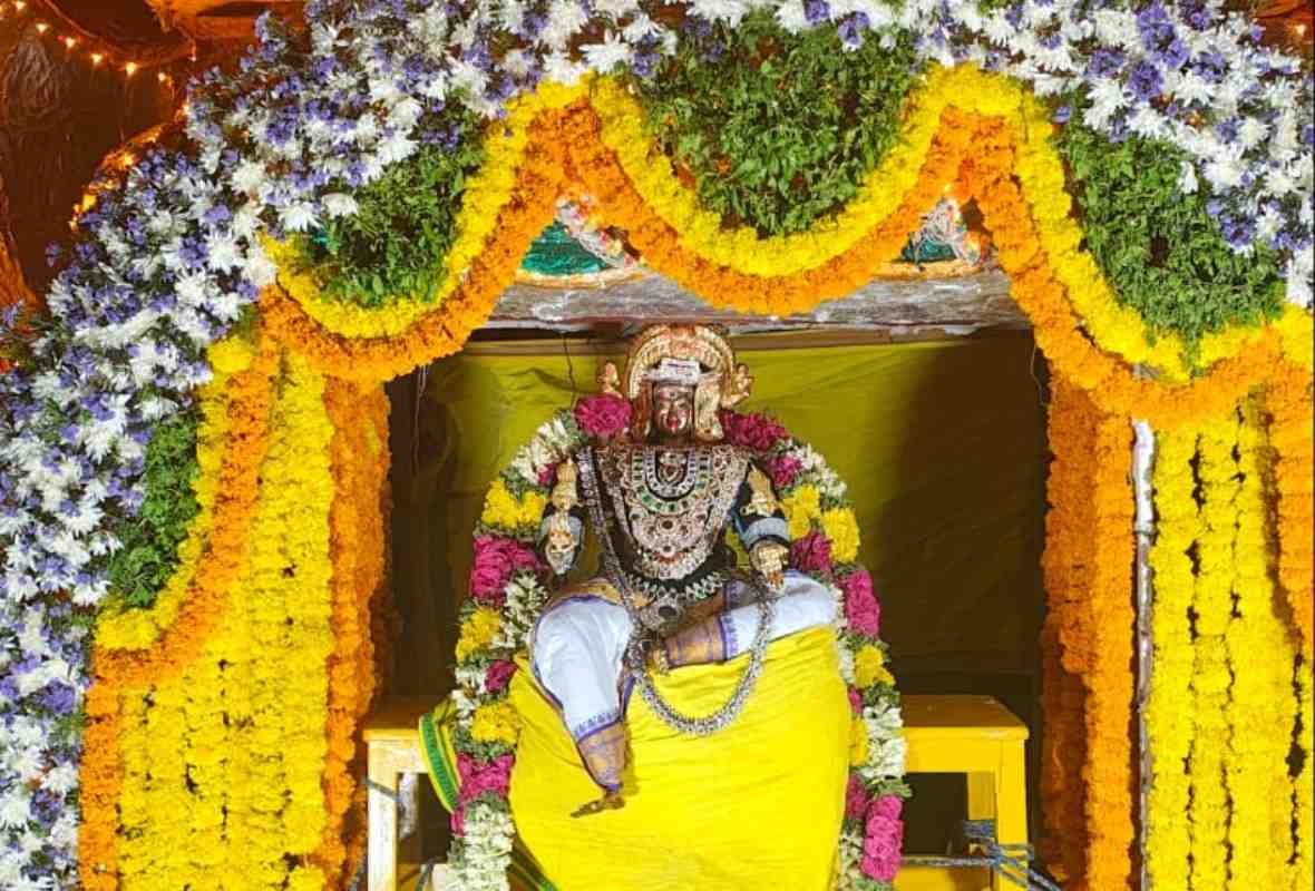 ప్రత్యేక గురువారం పూజలు